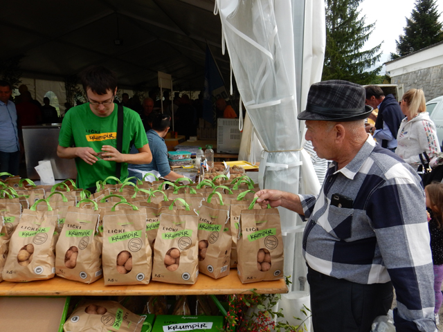 Lički krumpiri na Danu krumpira ove jeseni u Lovincu/Foto arhiva Lika pressa Gospić                                                                                                                                                                       